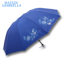 Mercado objetivo Características únicas chinas Silkscreen lema impreso Logo Tamaño más grande 3 paraguas plegable Fabricante China